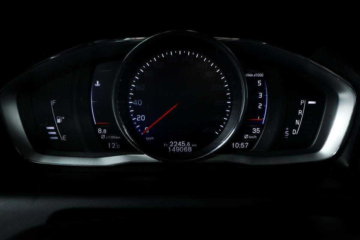 Б/У Вольво ИксЦ60 2016 года. Фото: #9