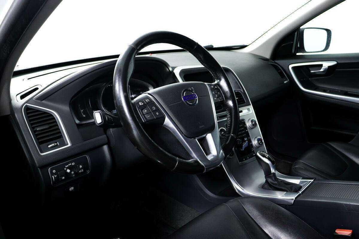 Б/У Вольво ИксЦ60 2016 года. Фото: #12