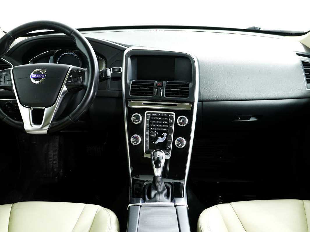 Б/У Вольво ИксЦ60 2017 года. Фото: #10