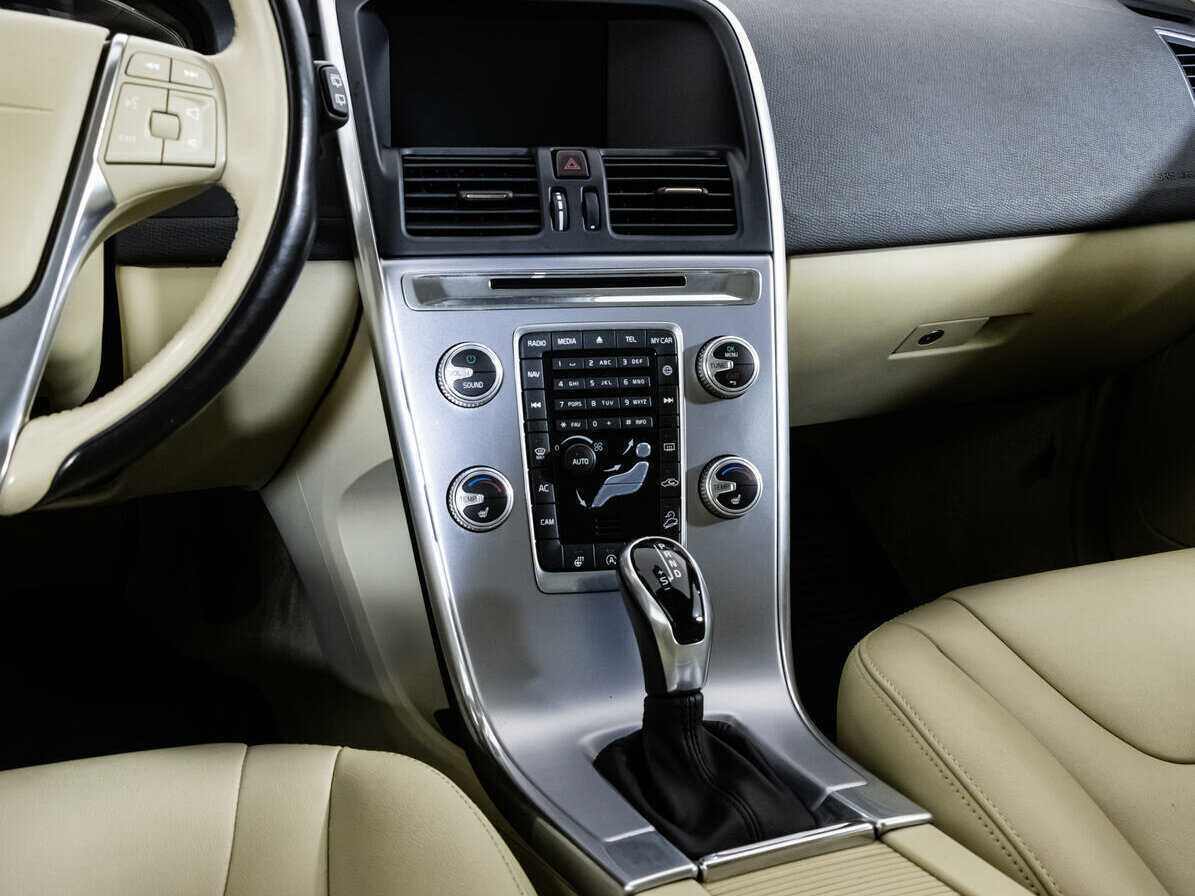 Б/У Вольво ИксЦ60 2016 года. Фото: #8