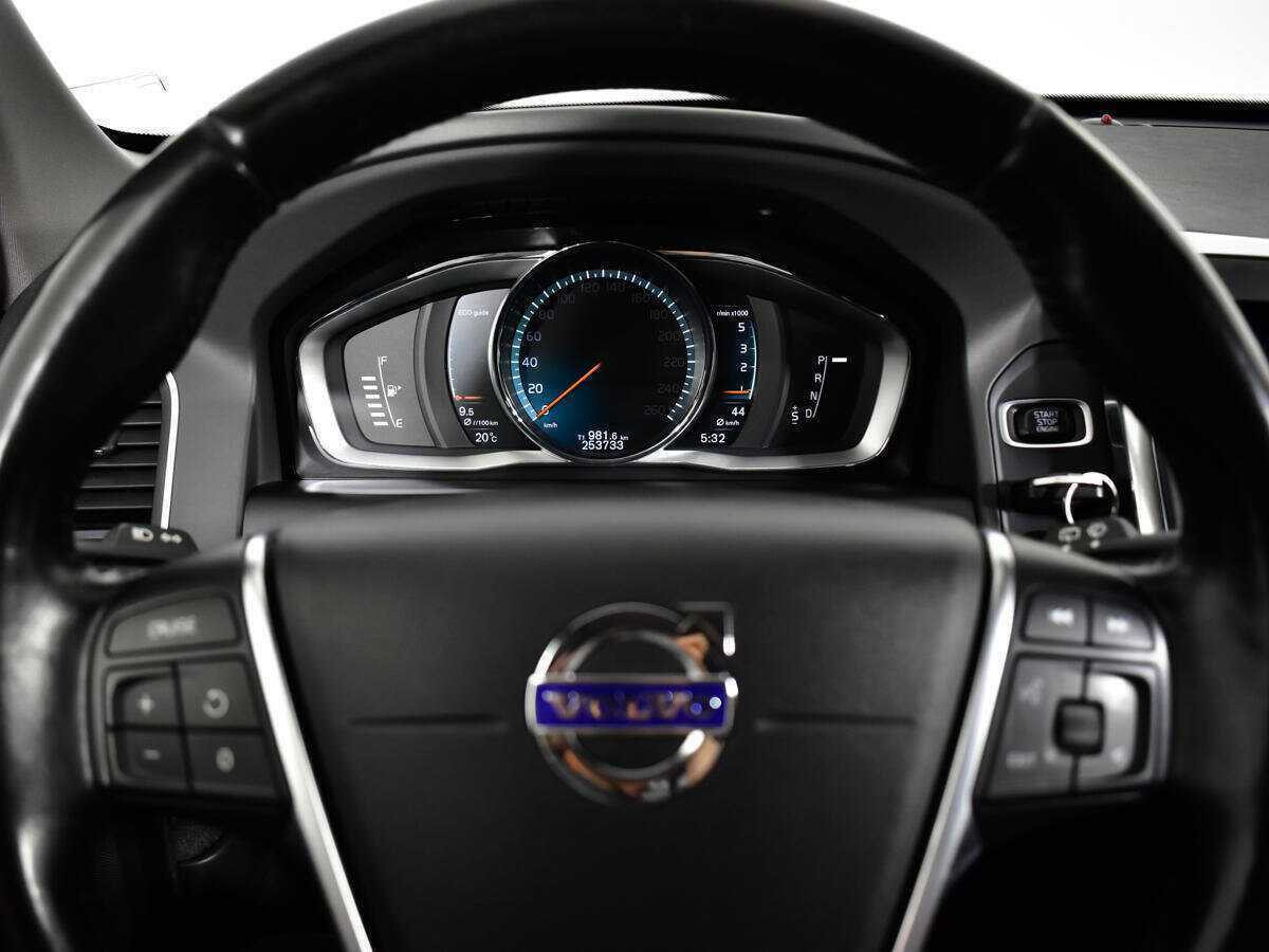 Б/У Вольво ИксЦ60 2016 года. Фото: #10