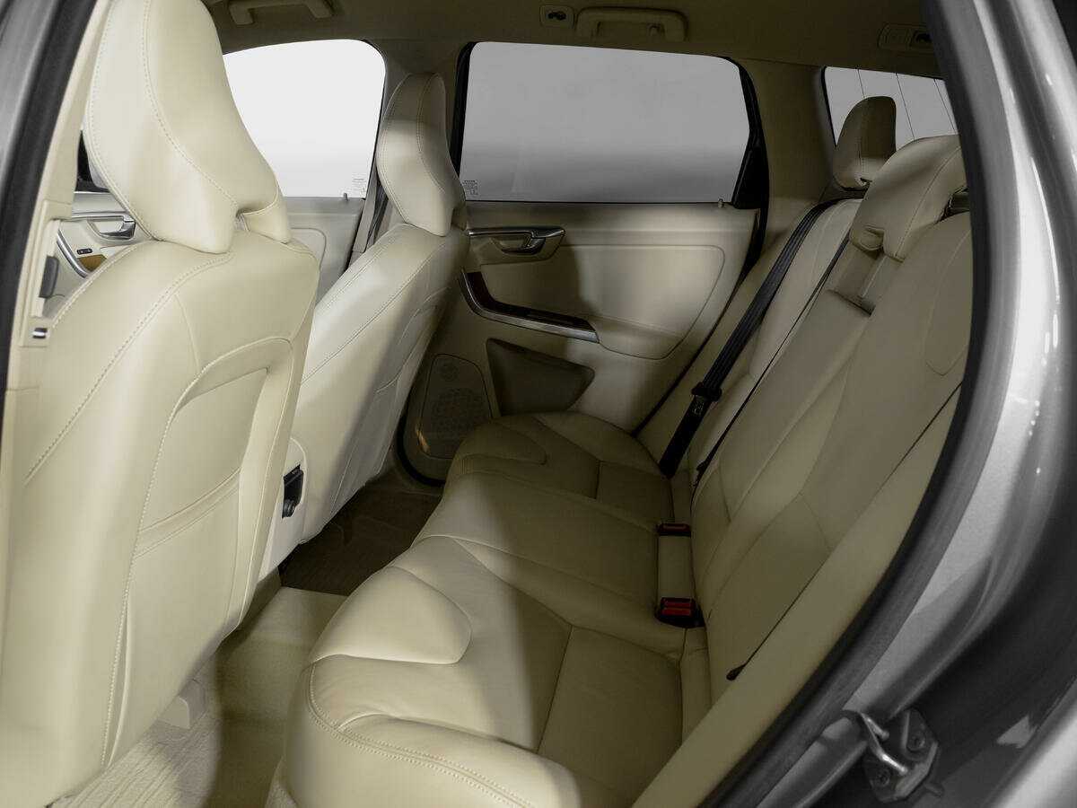 Б/У Вольво ИксЦ60 2015 года. Фото: #9