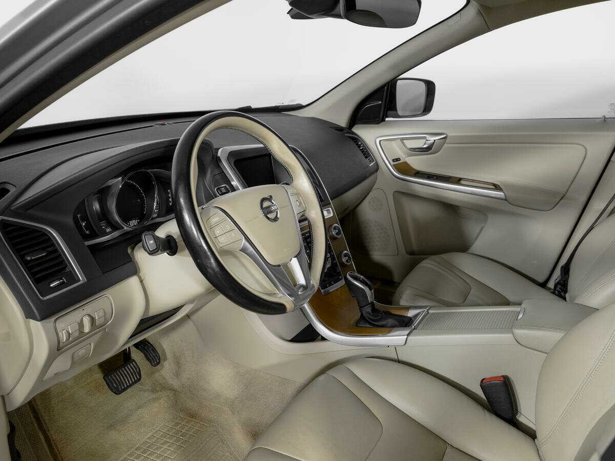 Б/У Вольво ИксЦ60 2015 года. Фото: #14