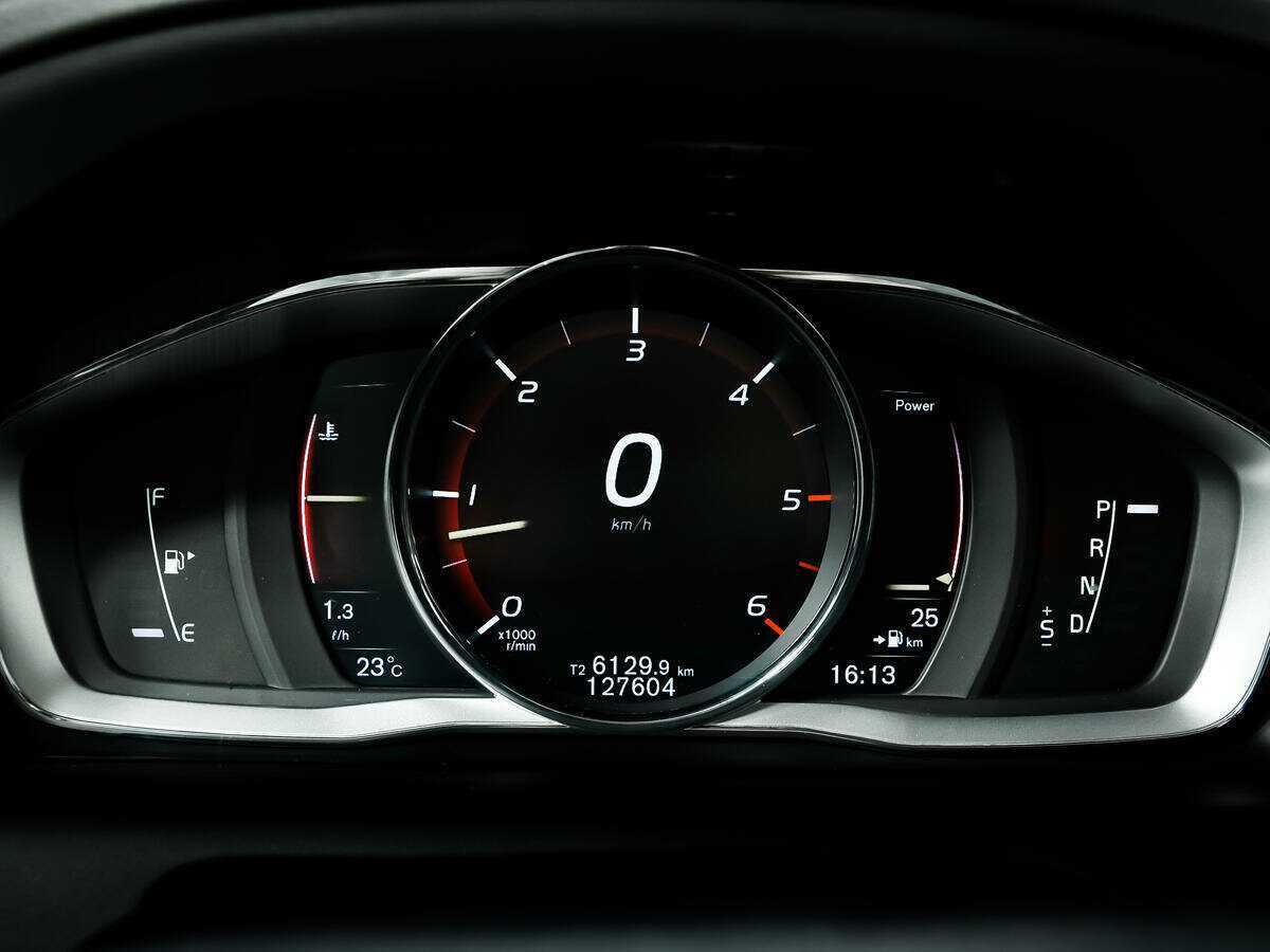 Б/У Вольво ИксЦ60 2016 года. Фото: #7