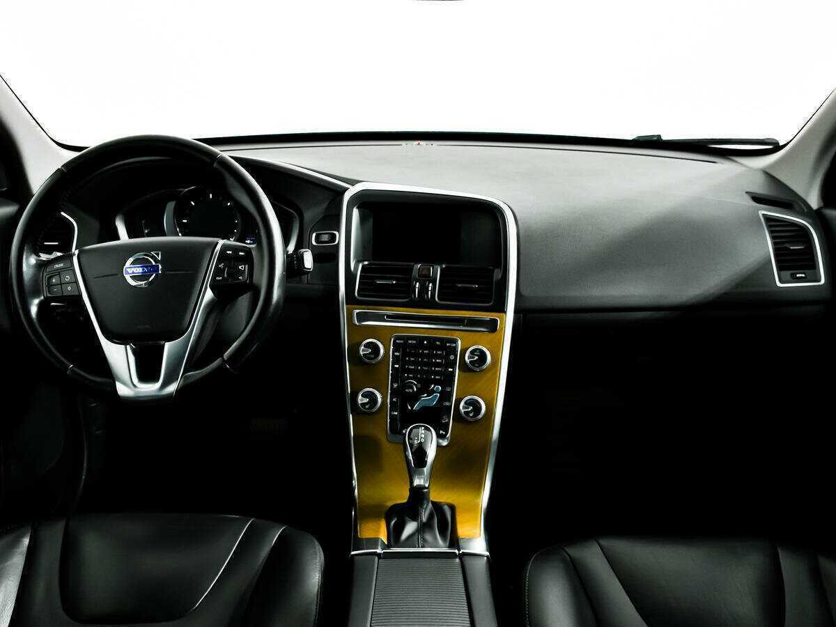 Б/У Вольво ИксЦ60 2016 года. Фото: #8