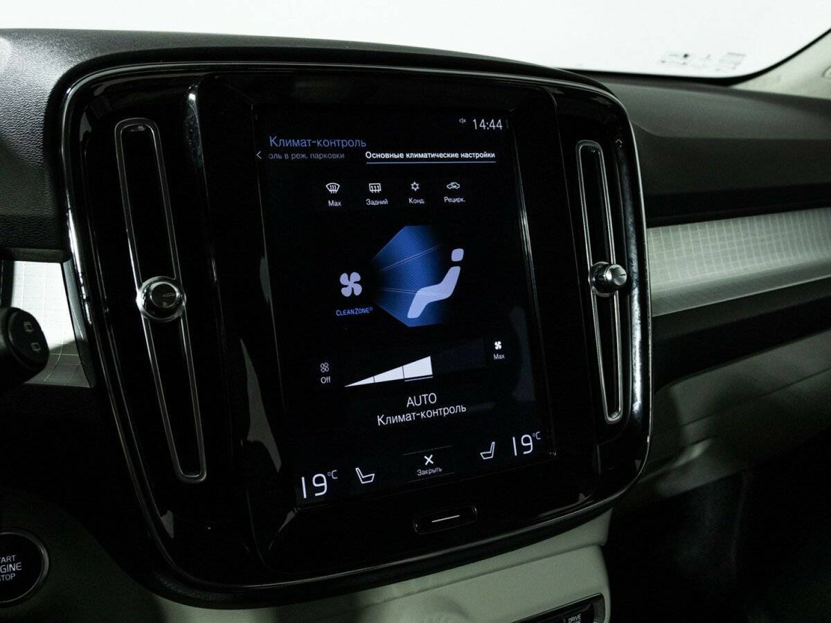 Б/У Вольво ИксЦ40 2018 года. Фото: #17