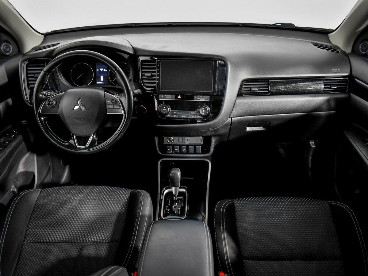 Б/У Митсубиши Оутлэндер 2018 года. Фото: #9