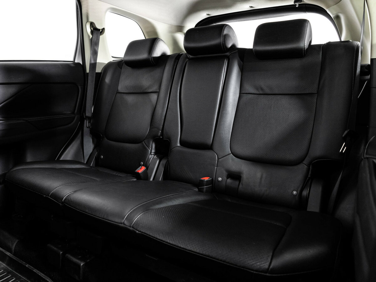 Б/У Митсубиши Оутлэндер 2016 года. Фото: #17